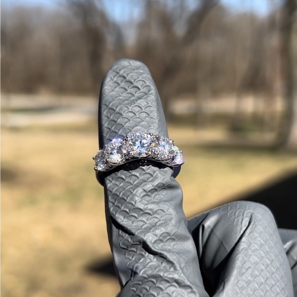 18K 3.6CT AUTHENTIC MOISSANITE 5 STONE DIAMOND RING - Picture 6 of 15